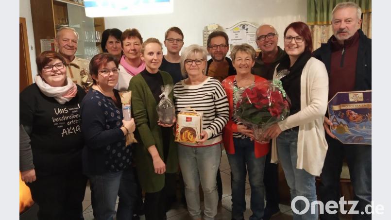 Freudige Gesichter bei der Siegerehrung des Geburtstagsschießens im Schützenheim mit dem Gewinner Günter Hirsch (Dritter von rechts). Bild: dl
