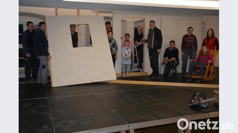Fleißig am Werkeln sind die Theaterspieler der Katholischen Landjugend Leonberg, die im Pfarr- und Jugendheim eine neue Bühne aufgebaut haben. Derzeit wird fleißig geprobt. Am Sonntag, beim Leonberger Weihnachtsmarkt, startet der Kartenvorverkauf für die Komödie, die an fünf Tagen aufgeführt wird. Bild: jr
