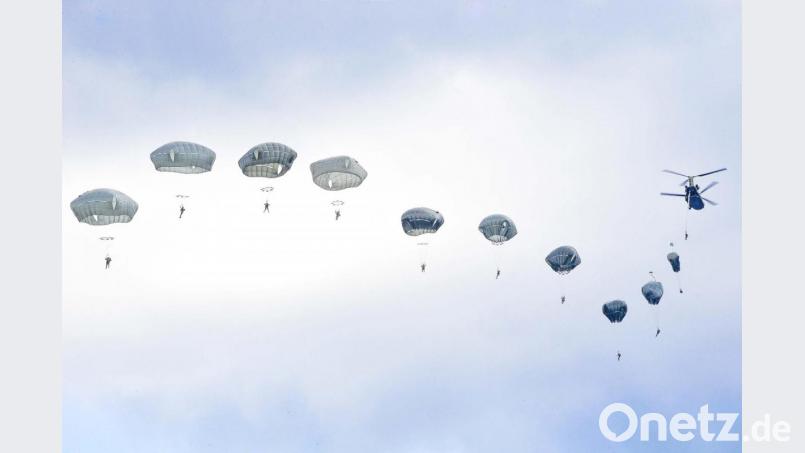 Ein schönes Bild hoch über Grafenwöhr: Fallschirmspringer der 173. Luftlandebrigade der US-Armee verlassen einen Helikopter. Bild: Sgt. HENRY VILLARAMA
