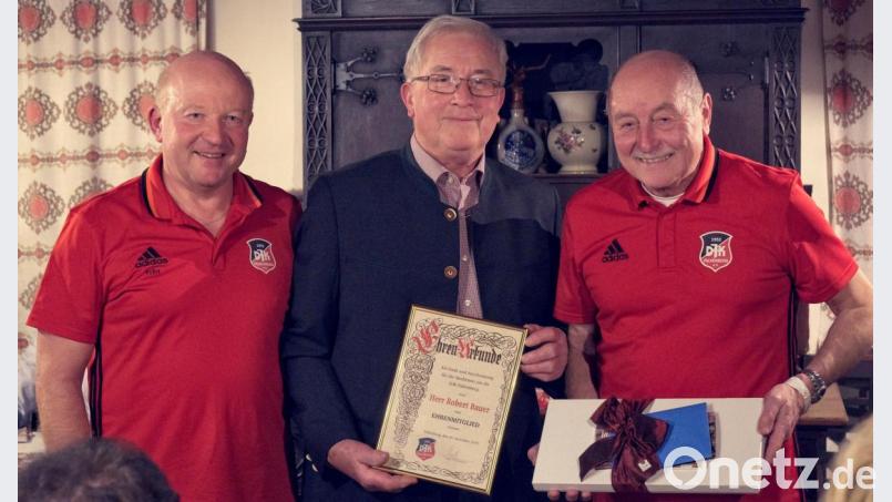 Strahlende Gesichter bei der DJK Falkenberg: Das Bild zeigt von links DJK-Vorsitzenden Hubert Mark, Jubilar Robert Bauer und Förderkreisvorsitzenden Albert Üblacker. Bild: exb