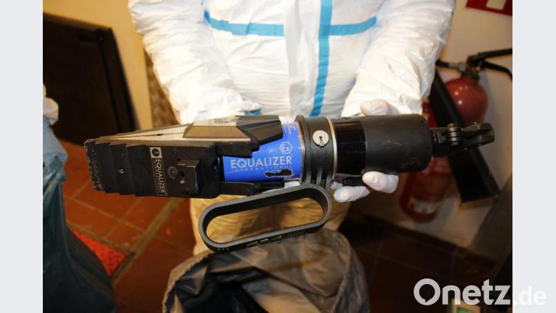 Tatwerkzeug Rettungsspreizer. Der Hauptangeklagte hatte immer zwei Modelle dabei, einen kleinen, einen großen, die er nacheinander ansetzte. Bild: ca