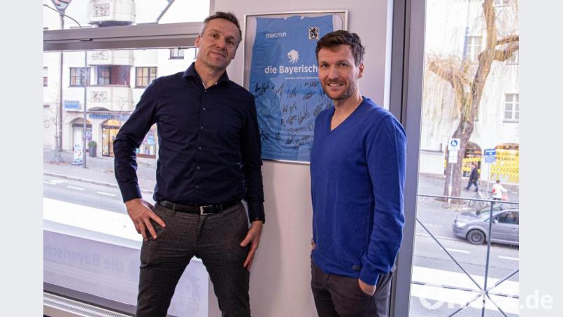 Die Ex-"Löwen"-Profis Michael Hofmann (links) und Benny Lauth waren am Dienstag in Weiden bei der Agentur Duschner zu Gast. Bild: Lukas Meister