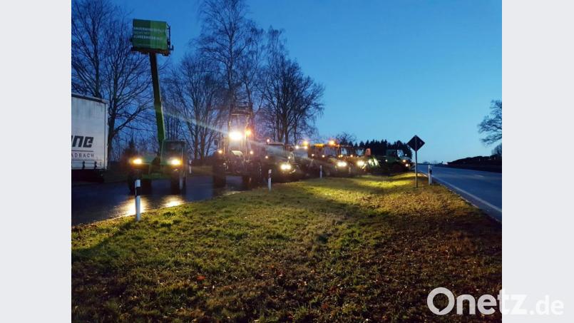 Auch Landwirte aus dem Raum Wildenreuth machten sich auf den Weg und positionierten sich an der B22 auf einem Parkplatz Nähe Wildenreuth. Bild: exb