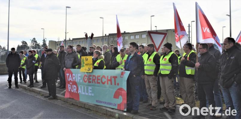 Verdi-Streik am Tor 3: Zahlreiche Zivilbeschäftigte versammeln sich am Grafenwöhrer Truppenübungsplatz, um ihren Standpunkt im Tarifkonflikt klar zu machen. Bild: rgr
