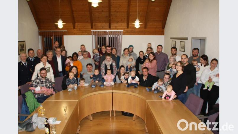 Mit ihrem Nachwuchs waren die Eltern der im Jahr 2019 geborenen Kinder ins Rathaus gekommen, um das Begrüßungsgeld in Empfang zu nehmen. Bild: sam