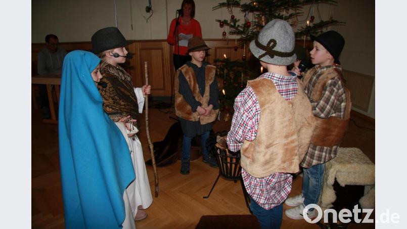 Die Hirten besuchen das junge Elternpaar Maria und Josef. Dargestellt wurden die Szenen von Buben und Mädchen aus der Pfarrei. Bild: wro