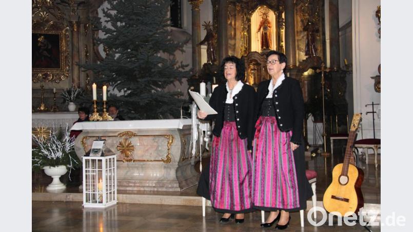Eine stimmungsvolle Adventsrorate gestalten die &quot;Zupfer-Moidln&quot; Waltraud Neubauer-Zupfer und Renate Zupfer-Villas (von links) in der Wallfahrtskirche St. Felix. Guardian Pater Stanislaus und Monika Weig tragen besinnliche Gedanken vor. Bild: prh