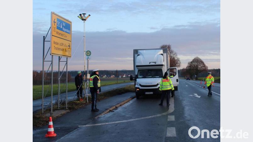 Die Beamten bei der Fahrzeugkontrolle auf der B15 Richtung Mitterteich. Bild: sfo