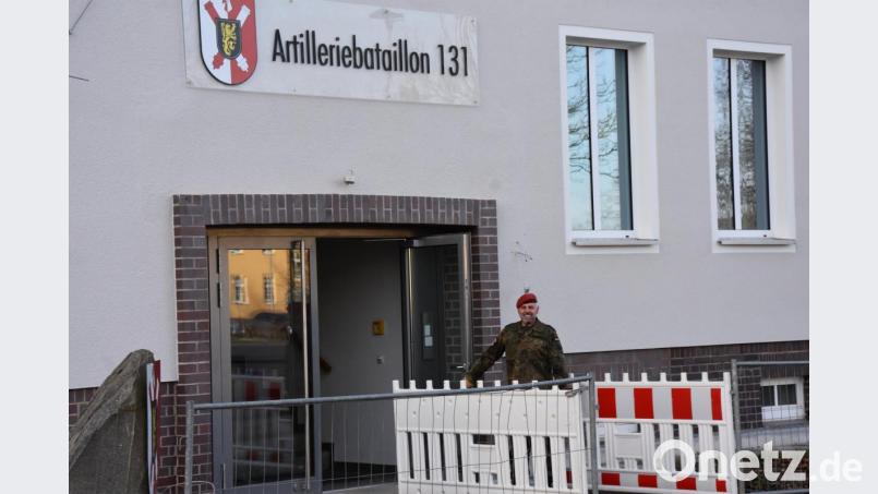 Oberstabsfeldwebel Thomas Eichinger vorm Eingang zum Stabsgebäude. Über die Feiertag ist hier in der Kaserne kaum Betrieb, nur die Handwerker erledigen Instandhaltungsarbeit. Bild: Mario Höning