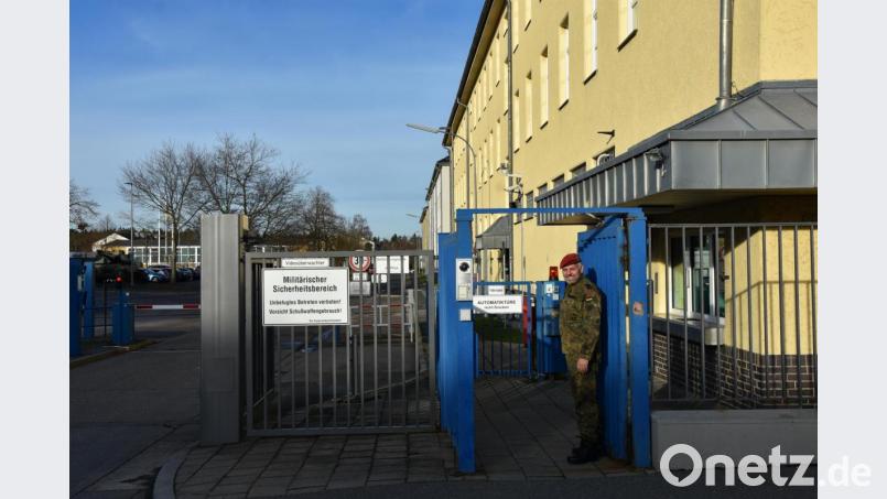 Oberstabsfeldwebel Thomas Eichinger am Tor zur Kaserne in Weiden Bild: Mario Höning