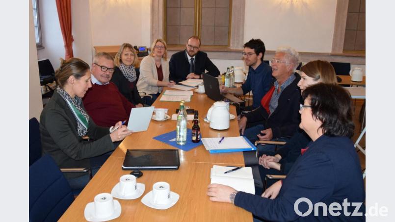 Die Organisatoren des Projekts planen eine Vereinsgründung: Von links: Viola Vogelsang-Reichl (Geschäftsführende Verlegerin Oberpfalz-Medien), Knut Thielsen (ehem. Schulleiter Gymnasium Eschenbach), Ruth Neumann (Regionalbibliothek), Julia Lenhart, Landrat Andreas Meier, Christian Frey, Norbert Gottlöber (ehemaliger Chefredakteur Oberpfalz-Medien), Cornelia Treml (Lesebeauftragte des Schulamtsbezirks) und Elisabeth Grassler (Bibliotheksbeauftragte für die Grundschulen). Bild: exb