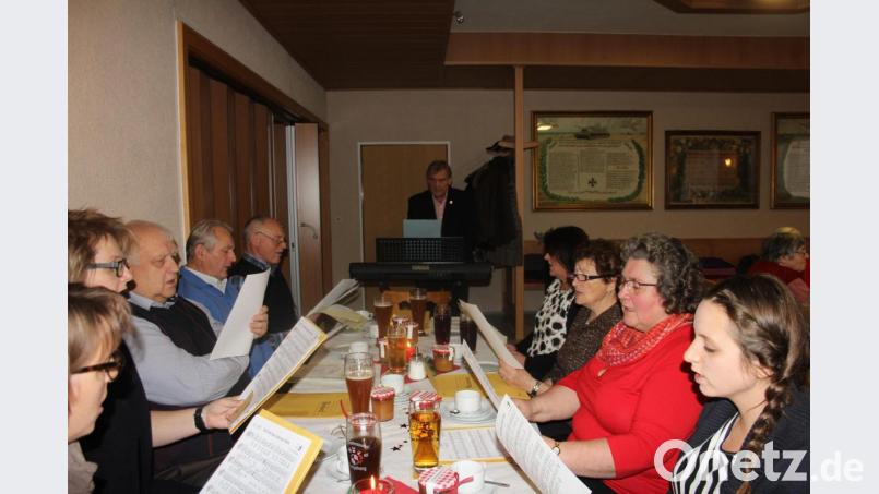 Der Kirchenchor Pullenried unter der Leitung von Rudolf Teplitzky (im Hintergrund, am Keyboard) gestaltete den Seniorennachmittag am zweiten Adventssonntag mit. Bild: frd