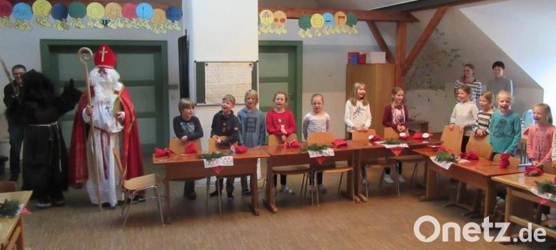 Bei seinem Besuch in der Grundschule verteilte der Nikolaus auch Geschenke. Bild: Grundschule Friedenfels/exb