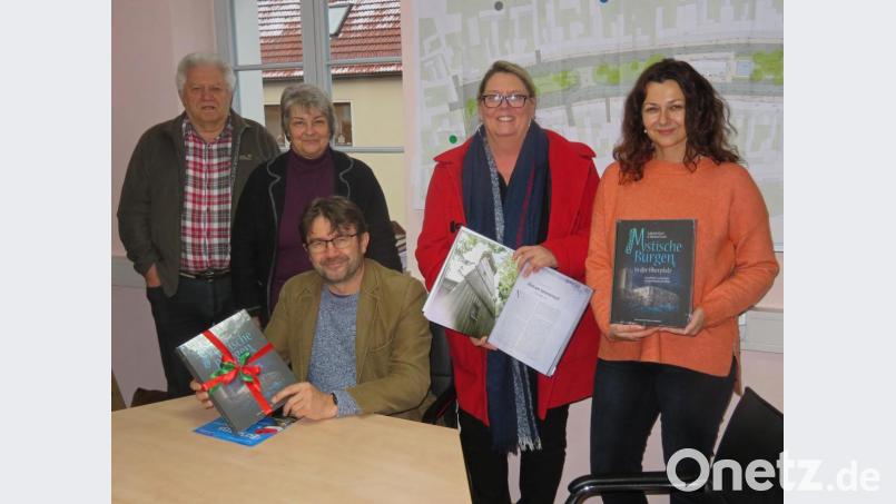 Momentan besucht die Schriftstellerin Gabriele Kiesl (Zweite von rechts) mit der Verlagsrepräsentantin Manuela Bonfissuto (rechts) vom Battenberg Gietl Verlag die Orte, die in ihrem neuesten Buch „Mystische Burgen in der Oberpfalz“ die Grundlage für ihre geheimnisvollen Geschichten bilden. Bürgermeister Wolfgang Haberberger (Mitte), die Vorsitzende des Fördervereins Käthe Pühl (zweite von links) und der Hobbyheimatforscher Georg Miedel (links) waren begeistert, dass der Neustädter Vulkanberg als eines der mystischen Wahrzeichen der Oberpfalz mit einer Geschichte im Buch verewigt wurde. Bild: ow