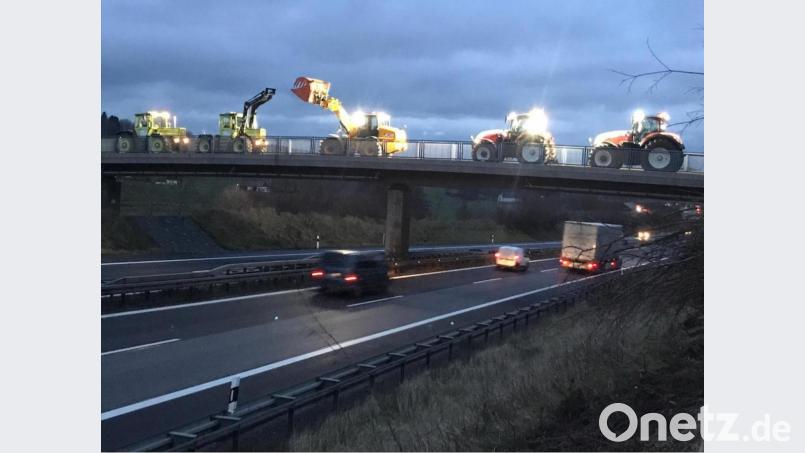 Auch Landwirte aus dem Raum Lengenfeld bei Waldershof machten sich auf den Weg und positionierten sich über der A93 bei Lengenfeld. Bild: Martin Hecht/exb