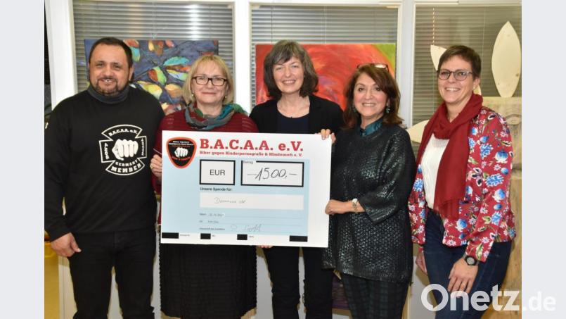 Über die Spende des B.A.C.A.A.-Vertreters Peter Sirtl freuen sich Ulrike Weber, Elisabeth Scherb, Sema Tasali-Stoll und Anke Reiß von &quot;Dornrose&quot;. Bild: hcz