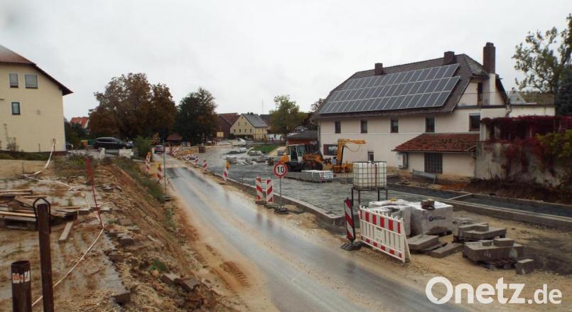 Viel Geduld mussten die Bürger wegen der Arbeiten am Dorfplatz aufbringen. Mittlerweile geht es zügig voran. Bild: e