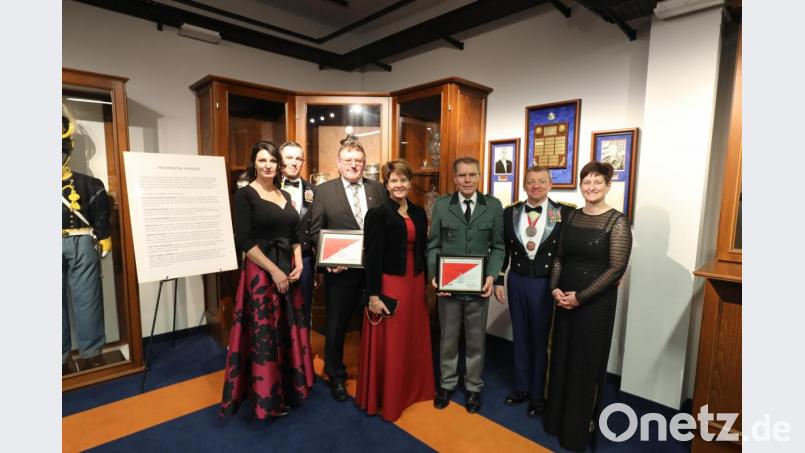 Sarah Burke und Command Sergeant Major Michael Burke, Bürgermeister Hans-Martin Schertl mit Frau Gerlinde, Leitender Forstdirektor Ulrich Maushake und Colonel Thomas Hough mit Frau Addie (von links) bei der Übergabe des Ehren-Awards im Reed Museum des Vilsecker Südlagers. Bild: Stefanie Gradl