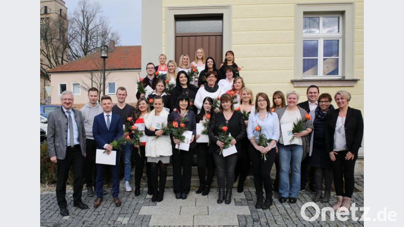 Erfolgreich schlossen die 24 Praxisanleiter ihren Kurs ab. Mit auf dem Bild (von rechts) die beiden Schulleiterinnen Claudia Wolf und Hannelore Doleschal sowie Trägervereinsvorsitzender Johannes Reger (links) und Lehrer Matthias Dumler. Bild: njn