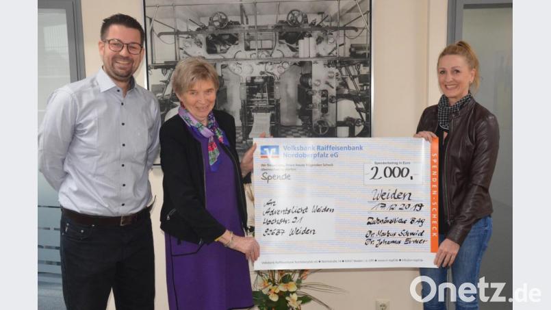 Dr. Renate Freuding-Spintler freut sich über eine 2000-Euro-Spende aus der Gemeinschaftspraxis von Dr. Markus Schmid und Dr. Johannes Ermer. Bild: Kunz