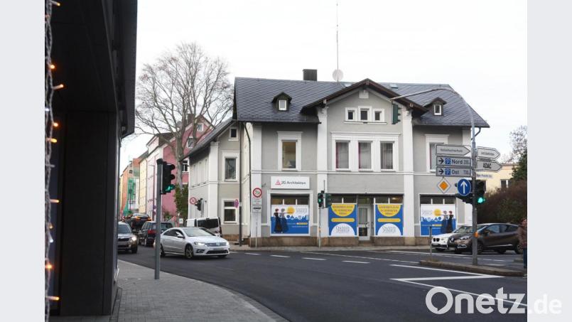Noch sind die Schaufenster verklebt, doch schon Anfang Januar sollen Shisha-Pfeifen und Zubehör dort die Auslage bestimmen, wo bis vergangenen März Snowboard- und Skaterklamotten die Kunden lockten. Die Grundler-Architekten im ersten Stock bleiben im Gebäude von Otto Strobel weiterhin Mieter. Bild: Gabi Schönberger