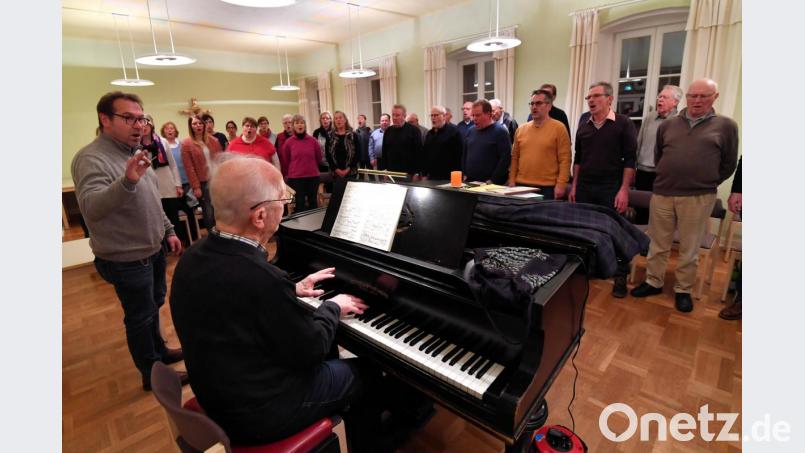 Die Mitglieder des Großen Marktredwitzer Chors proben seit einem halben Jahr für den Auftritt am vierten Adventssonntag. Bild: Florian Miedl/fph