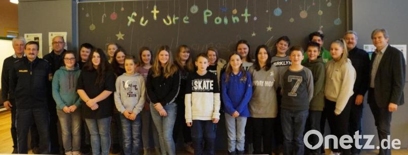 Rektor Werner Winderl gratulierte zusammen mit Polizeichef Robert Feuerer (von rechts) den neuen Schüler- und Buslotsen zur Einführung ins Amt. Auch Hans Kiesl (von links) und Karlheinz Senft wünschten alles Gute für die Einsätze und freuten sich über die gute Ausbildung. Bild: weu