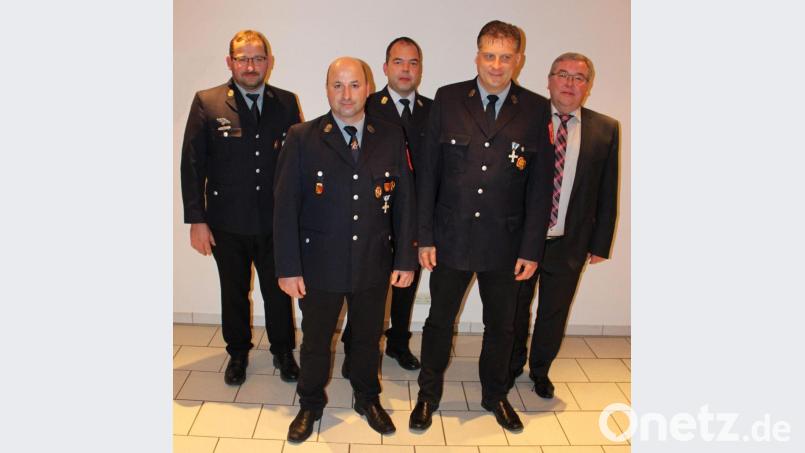 Zweiter Kommandant Christian Heindl, Kommandant Berthold Heindl, Kreisbrandmeister Marco Weiß, Thomas Sehr und Bürgermeister Josef Reindl (von links). Bild: ads