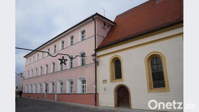 Die Außenfassade des Rot-Kreuz-Hauses wurde in exakter Absprache mit dem Landesamt für Denkmalschutz erstellt. Ein Durchgang zur Spitalkirche ist hergestellt. Bild: weu