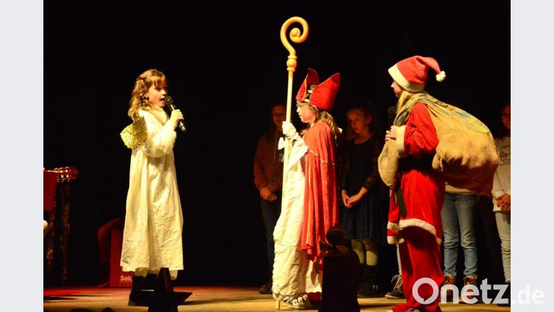 Das Lied vom &quot;Nikolaus und Weihnachtsmann&quot; sangen die Klasse 3/4. Bild: bey