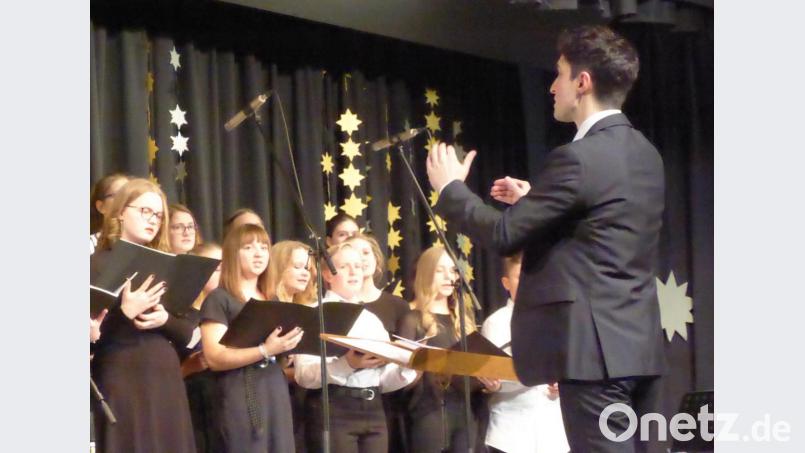 Musikalischer Leiter Wolfgang Gleixner dirigiert den „Großen Chor“ Bild: Schönberger, Ferdinand [fsb]