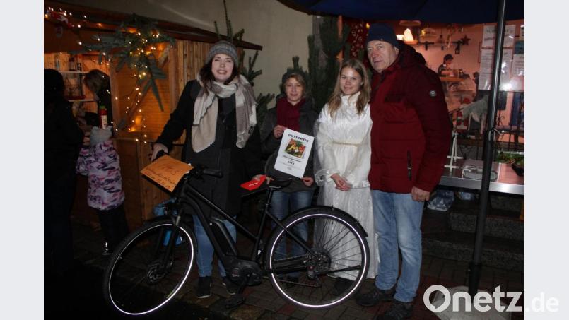 Gewerbevereinsvorsitzender Eberhard Söllner (v.re.) und das Christkind Chantal Bayer freuten sich mit den Gewinnerinnen der Hauptpreise, Jessica Melzner und Evi Horn über die gewonnenen Preise. Bild: soj