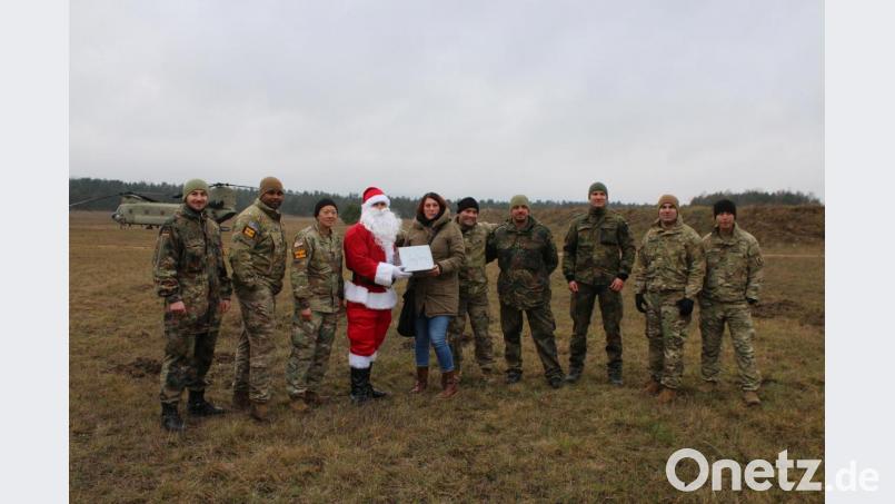 Santa Claus persönlich übergab Nadine Frauenreuther ein erstes Geschenk für das Haus St. Elisabeth. Bild: sne