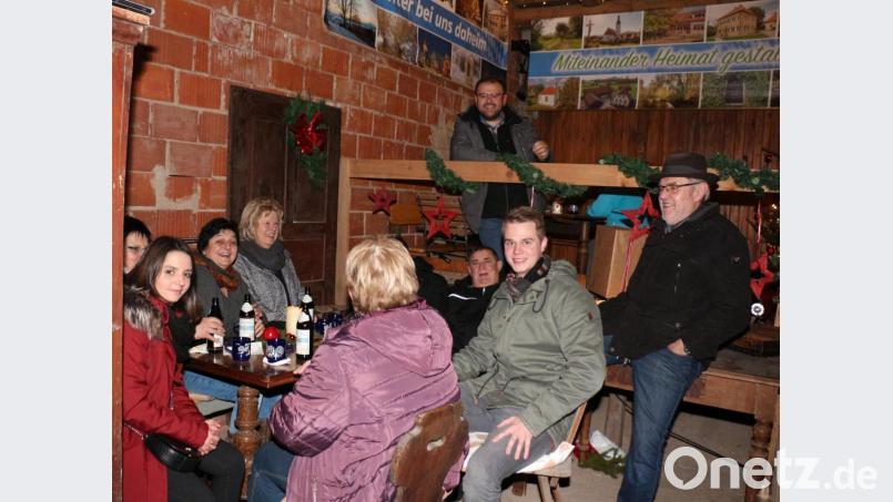 Den Gästen gefiel es im gemütlich-warmen Stodl von Hans Walter (hinten) beim JU-Adventszauber in Kastl. Bild: rpp