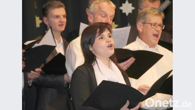 Sopranistin Maren Gleixner bei „Panis angelicus“ im „Lehrer-Eltern-Ehemaligen-Chor“. Bild: Schönberger, Ferdinand [fsb]