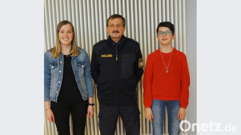 Schon seit über vier Jahren ist Maria Baumer (links) für die Einteilung der Schülerlotsen zuständig. Karlheinz Senft dankte für die zuverlässige Arbeit und begrüßte Doris Köppl als ihre Nachfolgerin. Bild: weu