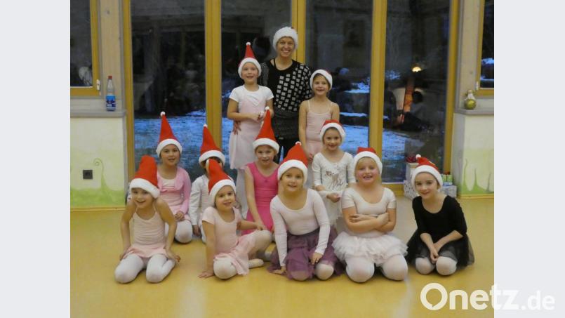 Die Schülerinnen von Ballettlehrerin Katerina Bednarova (hinten) begeisterten die Eltern mit ihren Darbietungen. Bild: sp