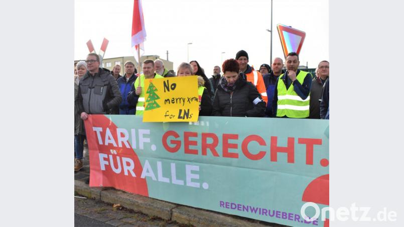 Zivilbeschäftigte bei Verdi-Kundgebung an Tor 3. Bild: rgr