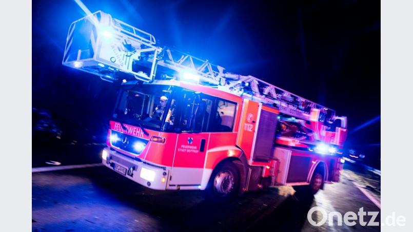 Ein Drehleiterwagen der Feuerwehr fährt mit Blaulicht an einer Unfallstelle vorbei. Foto: Marcel Kusch/dpa/Archiv Bild: Marcel Kusch
