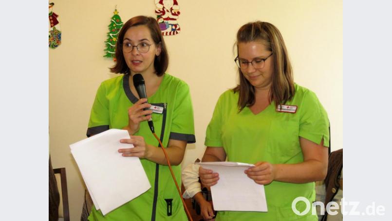 Kathrin Kreutzer und Jasmin Polster (v. li.) lasen ein Gedicht vor. Bild: ubb