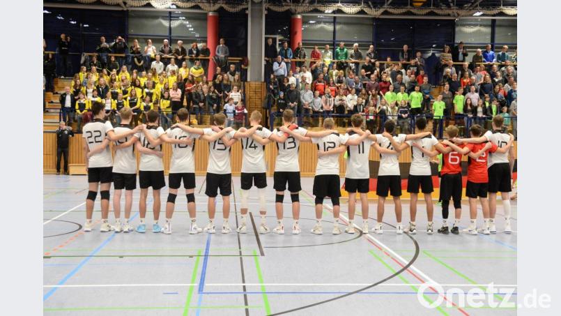 Die deutsche U18-Nationalmannschaft vor den rund 500 Zuschauern in der Amberger triMAX-Halle. Bild: brü