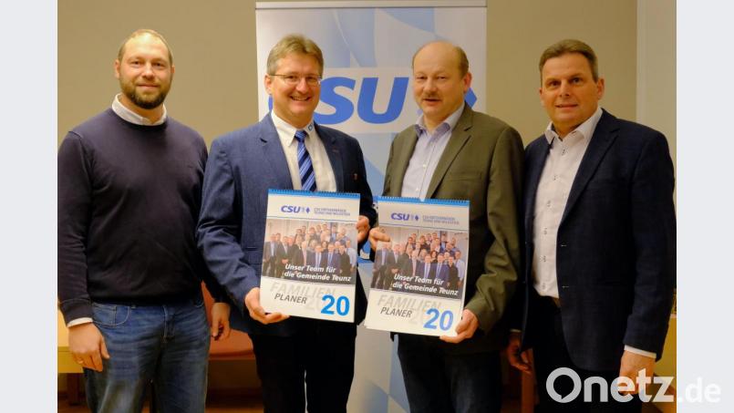 Adolf Hammer (Zweiter von links) und Robert Hechtl, die Ortsvorsitzenden der CSU-Ortsverbände Teunz und Wildstein, präsentieren den Familienplaner 2020 zusammen mit Bürgermeister Norbert Eckl (rechts) und zweiten Vorsitzenden Werner Gabler (links). Bild: tkr