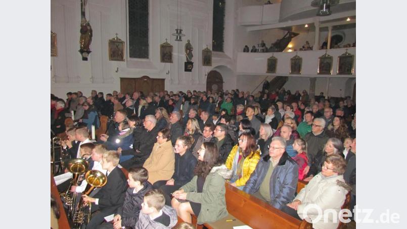 Gut besucht ist das Konzert der Musikschule. Die Zuhörer sind begeistert. Bild: is
