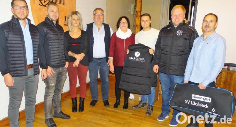 Die Trainer Stefan Kuchenreuther und Uwe Kade (links und rechts) sowie die Spielführer Bastian Diepold und Daniel Schwab (jeweils links und rechts daneben) dankten Nicole Grüner sowie Bernhard und Martina Heindl (von links) für die Unterstützung. Bild: hl