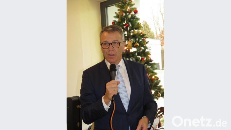 Bürgermeister Franz Stahl steht der Christbaum im Hintergrund gut zu Gesicht. Er sagt von sich, dass erein Fan von Weihnachtsfeiern in den Vereinen und städtischen Einrichtungen sei und sie liebe. Bei diesen adventlichen Veranstaltungen sei es immer friedlich und nett, man könne den Alltagsstress ablegen und einen Gang herunterschalten. Für Franz Stahl sind Weihanchtsfeiern, wie diesmal im Seniorenzentrum Haus Ziegelanger, Erholung pur von den beruflichen Anforderungen, obwohl er beruflich unheimlich häufig bei diesen Feiern unterwegs ist. Bild: ubb