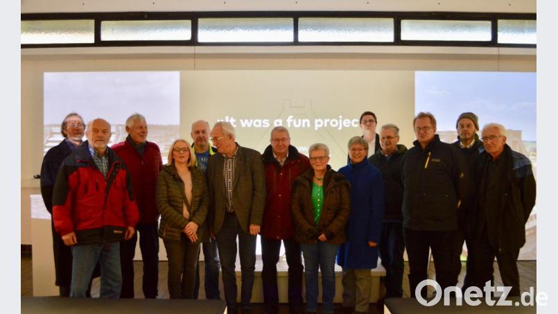 Zur Bauhaus-Architektur in Amberg gab’s eine Führung: Die Heimatpfleger des Landkreis Amberg-Sulzbach besuchten zum Abschluss ihrer Zusammenkunft das Industriedenkmal Glaskathedrale Amberg. Bild: glb