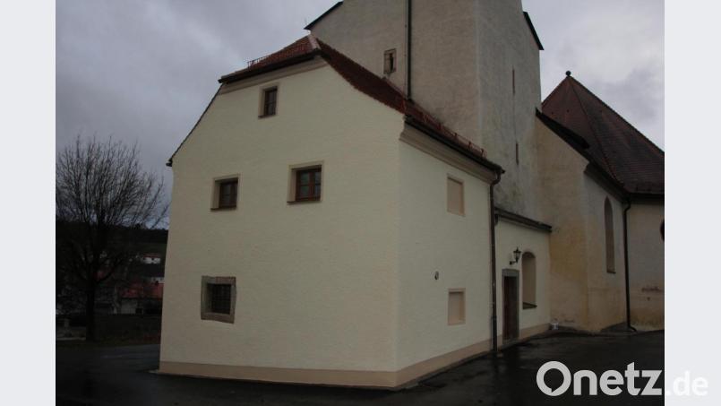 Dieser sanierte Anbau mit Pfarrstube und WC-Anlage erhält am Sonntag den kirchlichen Segen. Bild: kro