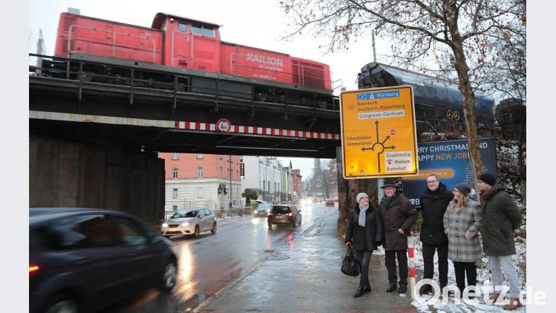 Eine rote Lok fuhr über die Bahnbrücke, als OB-Kandidatin Birgit Fruth und ihre SPD-Fraktionskollegen sowie -Mitglieder (alle von links) Dieter Amann, Roland Pirner, Simone Böhm-Donhauser und Uli Hübner vor Ort das Thema Bahnbrücke Regensburger Straße angingen. Bild: Wolfgang Steinbacher