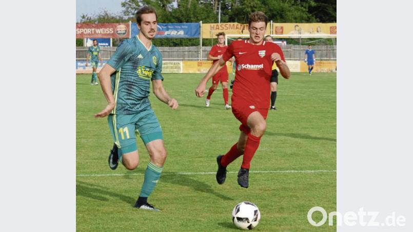 Der Mitterteicher Stürmer Marco Kießling /links/Szene aus dem Spiel gegen den Baiersdorfer SV) führt mit 17 Treffern die Torjägerliste der Landesliga Nordost an. Bild: gb