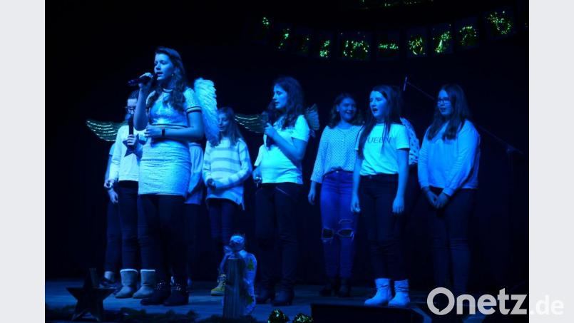 Beim Weihnachtsmedley der Klassen M7/M9 wechselte die Beleuchtung im Gleichklang mit den Liedern. Die Engel sind in blaues Licht getaucht. Bild: bey
